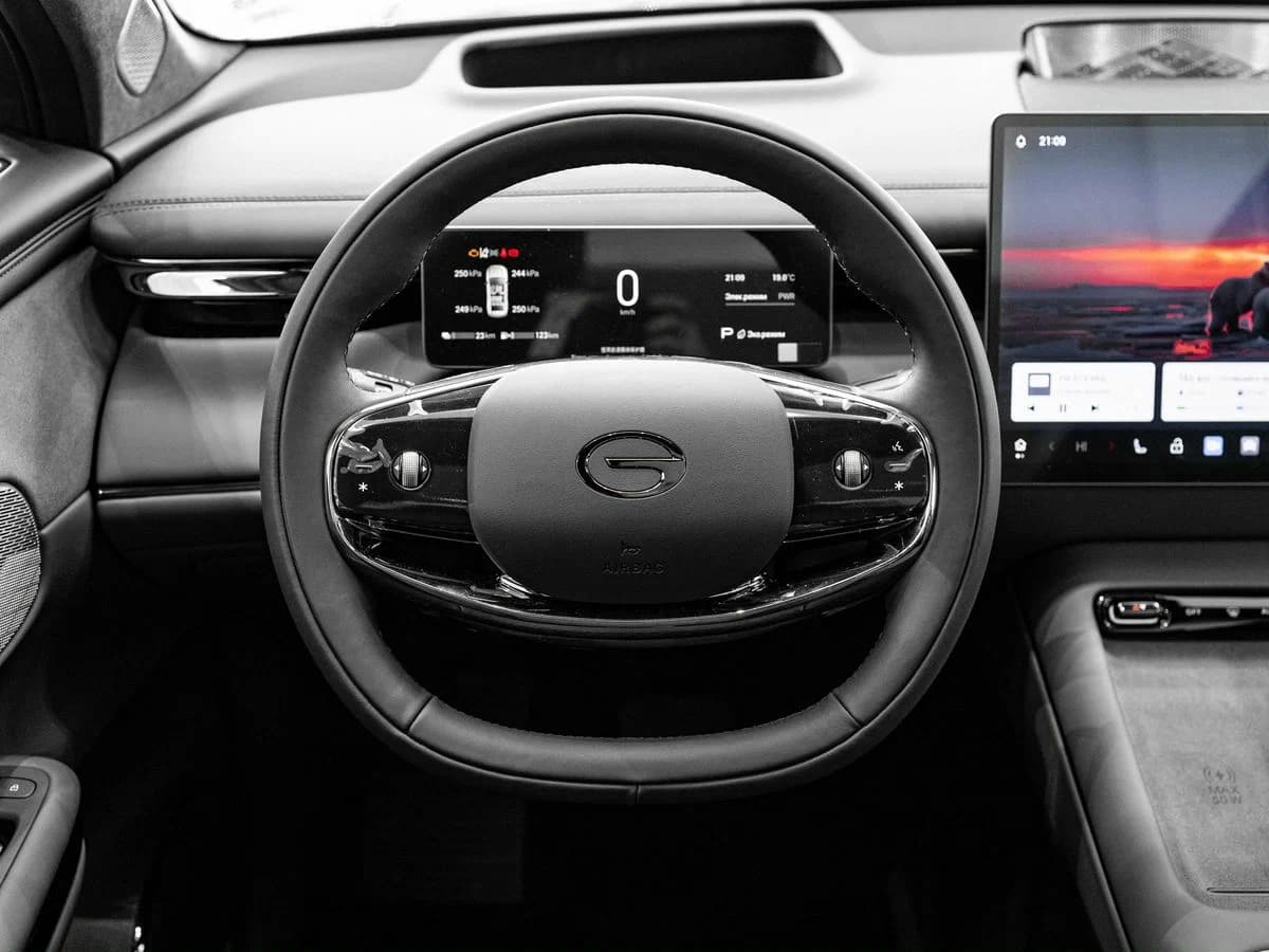 Head-Up Display, eshik dovodchiklari, 50W simsiz zaryad, Nappa charm va Alcantara qoplamasi flagman texnologik muhit yaratadi